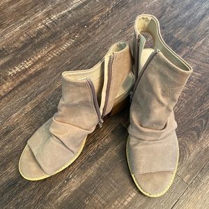 Cute summer time heels.